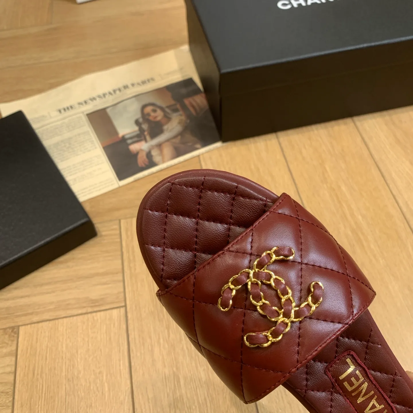 👟👟Ex-factory price 500👟👟 🍀Chanel Xiaoxiang 25ss new lazy double C-buckle slippers. Versatile, slimming and elegant slippers. A slipper with great appearance. It looks great with any combination! Lazy slippers are worth recommending. Calfskin upper, mixed sheepskin lining, Italian genuine leather outsole. Size: 35-41 (40 and 41 customized, non-refundable) 👉